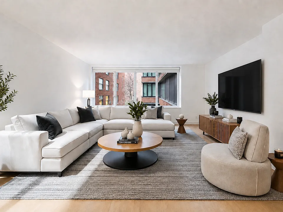 70 W 37th St #703