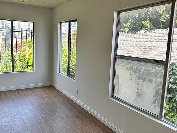 3rd image of 729 Gramercy Dr APT 4