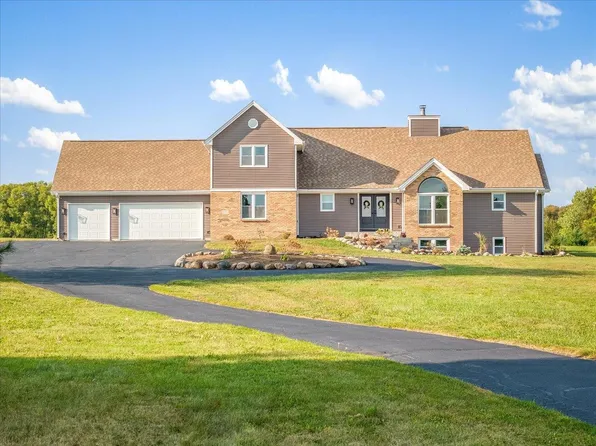 9281 Auburn St, Winnebago, IL 61088