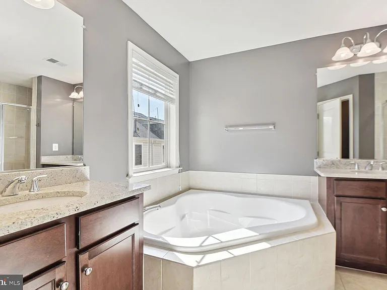 3439 Kemper Rd — Photo 33