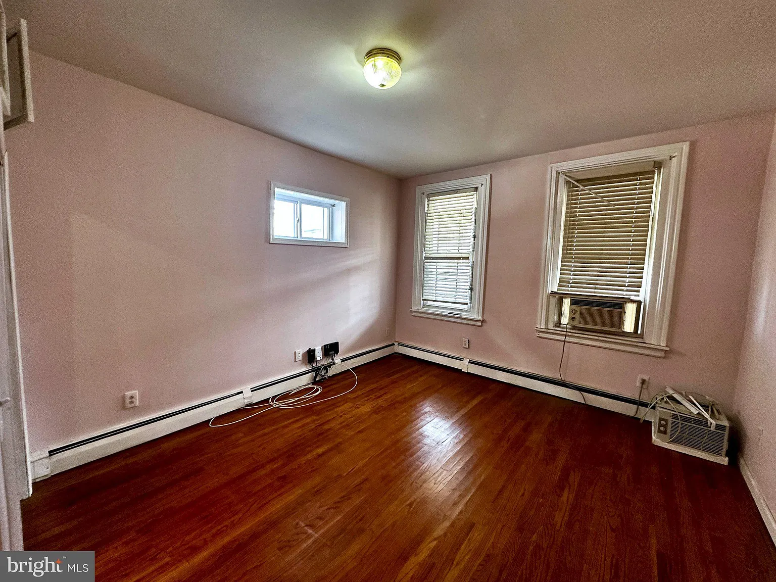 2 bed, 1.0 bath, 2466 sqft, $1,650 — Photo 3