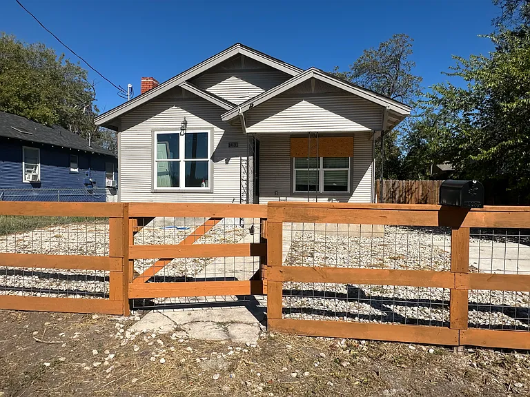 1431 E Crockett St — Photo 1