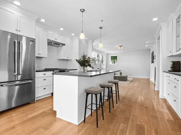 244 High St APT 3, Newburyport, MA 01950