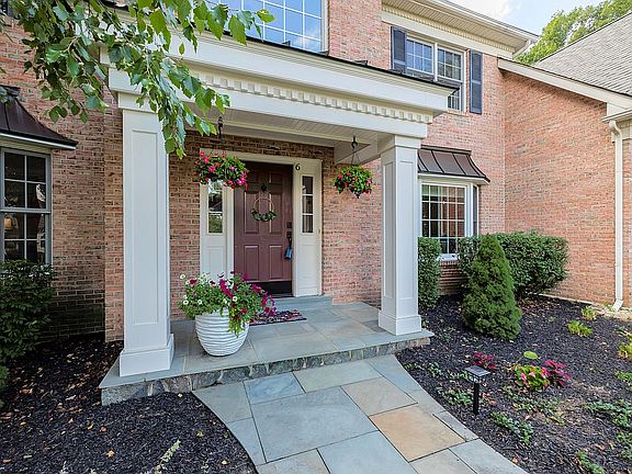 3rd image of 6 Roosevelt Cir