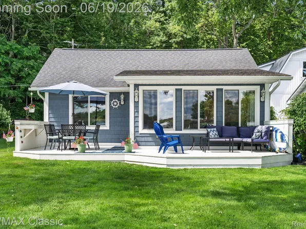 5286 Edgelake Dr, Pinckney, MI 48169