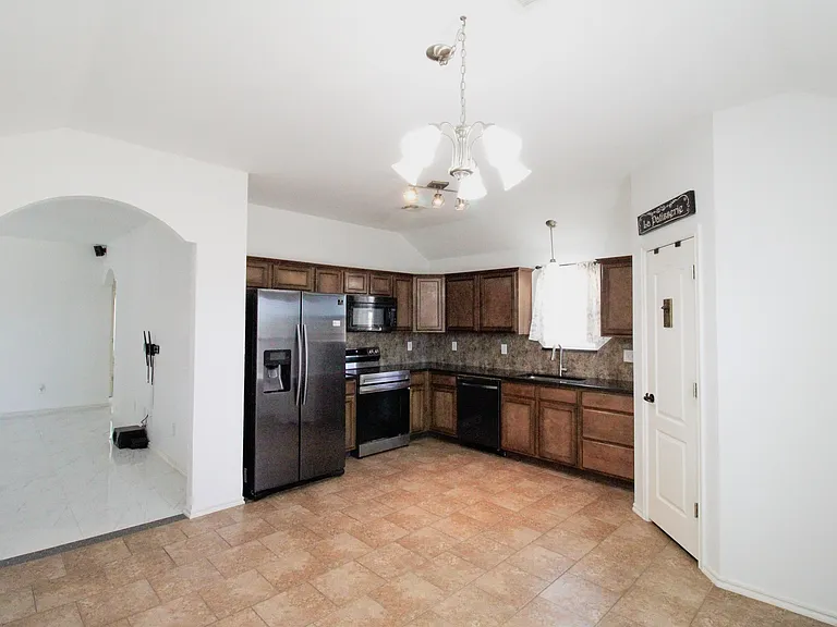 8000 Erryn Ln — Photo 4