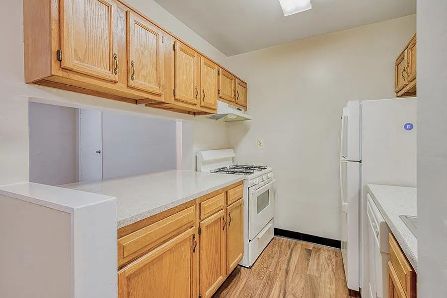Rollingwood Apartments — Photo 2
