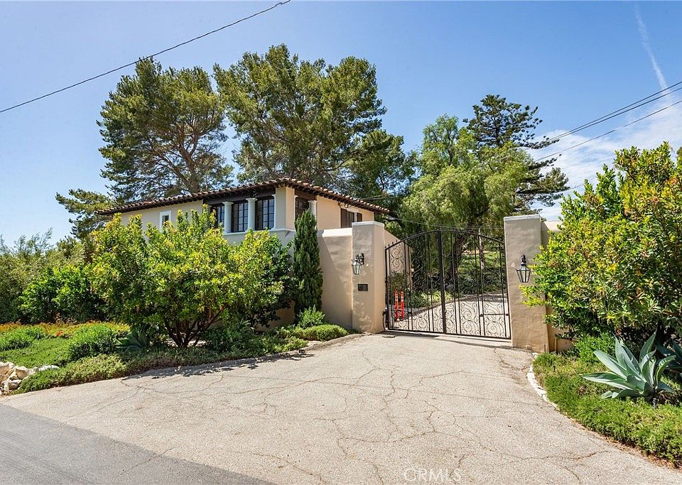 1st image of 1 Peppertree Dr