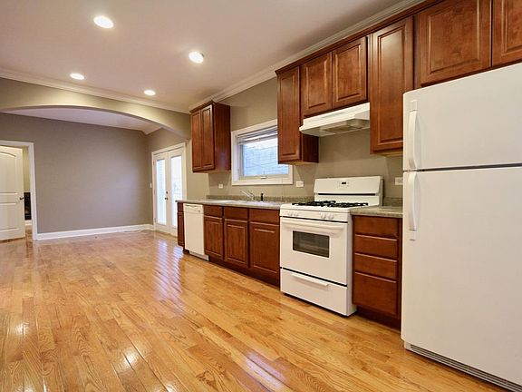 2nd image of 816 N Hermitage Ave APT 1R