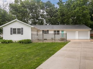 740 E Main St, Robins, IA 52328