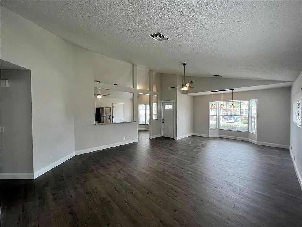 3 bed, 2.0 bath, 1385 sqft, $3,500 — Photo 3