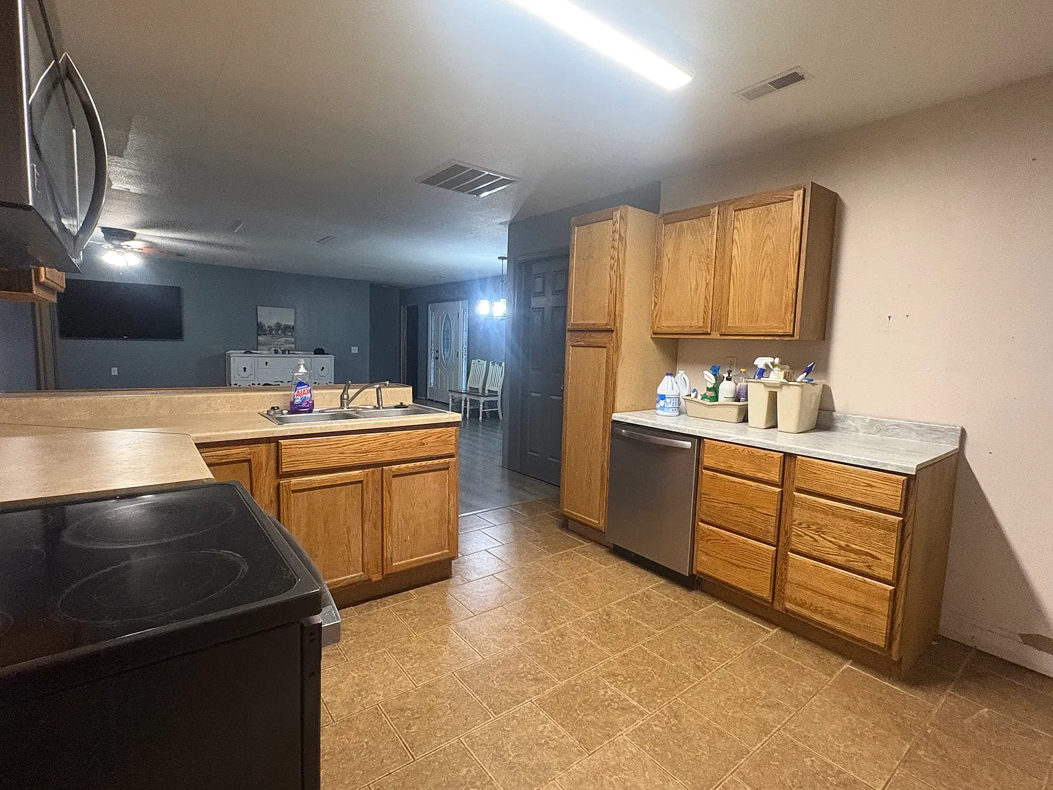 5 bed, 2400 sqft, $2,500 — Photo 4
