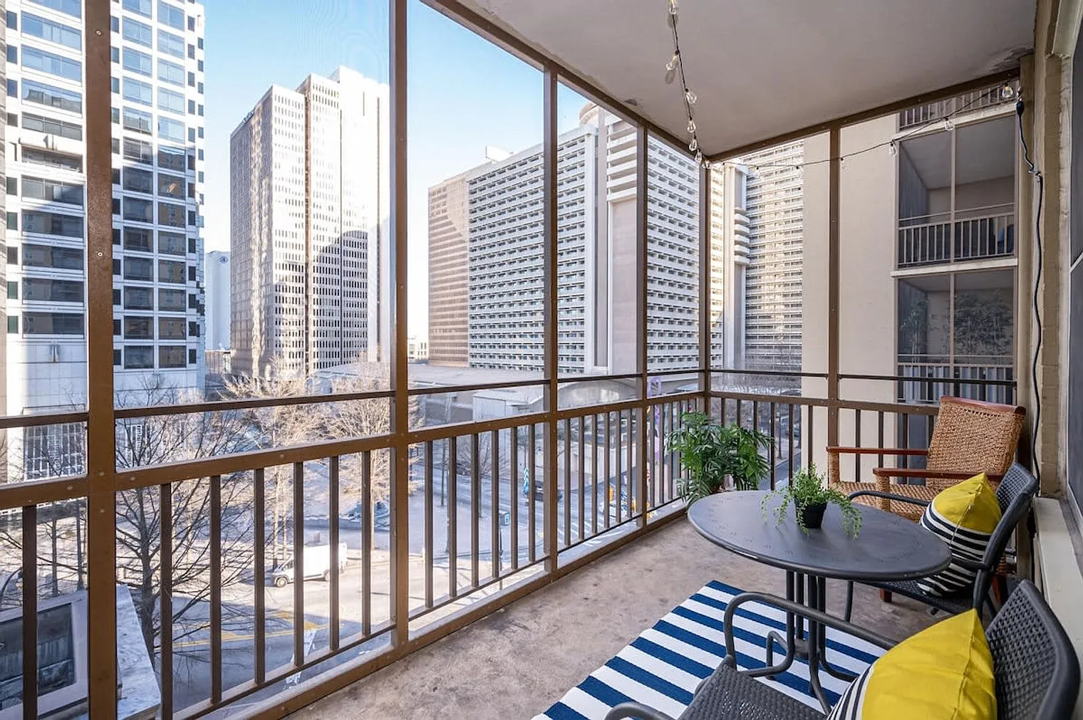 1 bed, 1.0 bath, 592 sqft, $2,661 — Photo 2
