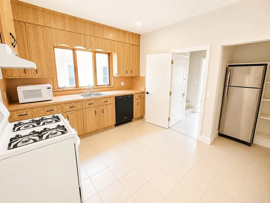 5 bed, 2.0 bath, 1500 sqft, $5,995 — Photo 2