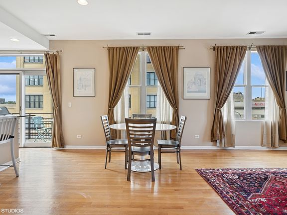 5th image of 1555 W School St APT 4C