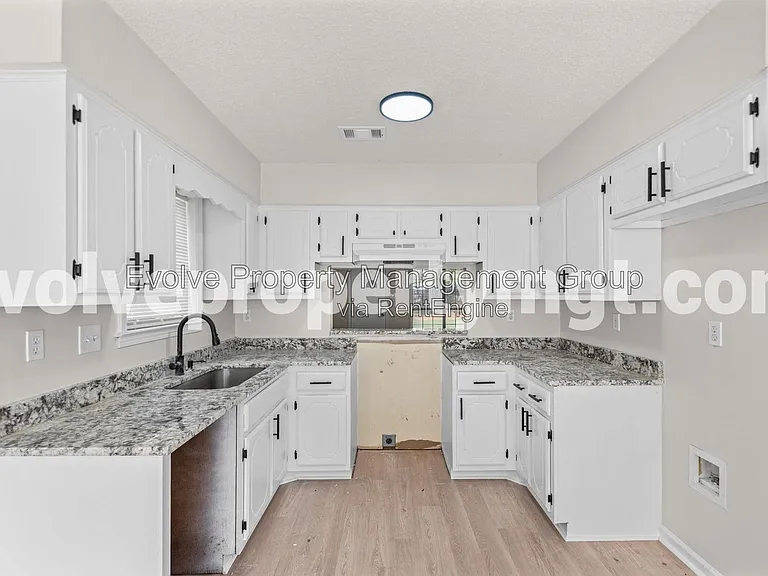 2295 Belin Dr — Photo 8