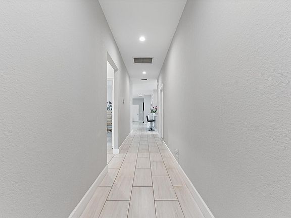 4th image of 525 NW 12th Avenue
