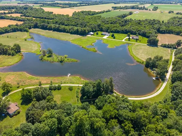 3042 Cannon Gardens Rd, Salem, IL 62881