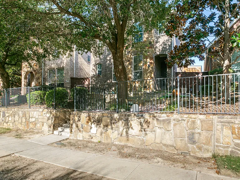 2450 Sunderland Ln — Photo 2