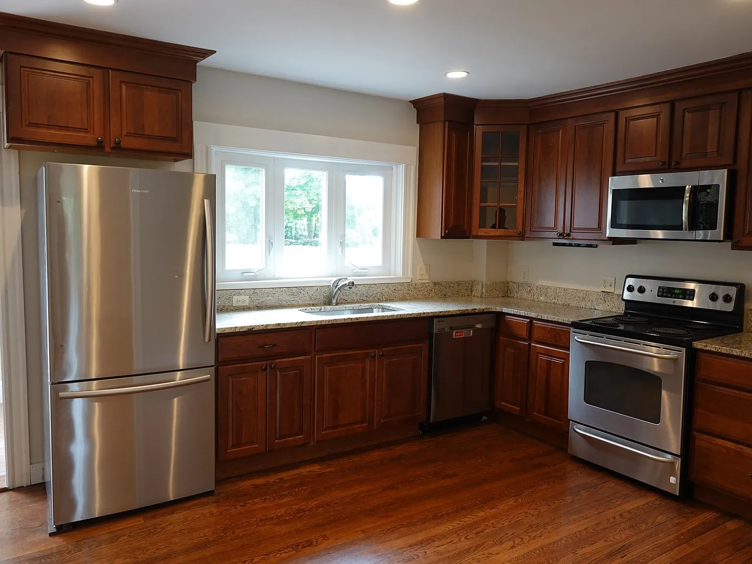 3 bed, 2.0 bath, 1550 sqft, $3,950 — Photo 4