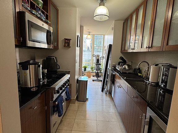 5th image of 250 E 53rd St APT 704