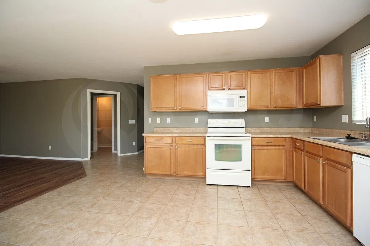 4 bed, 2.5 bath, 2011 sqft, $2,085 — Photo 4