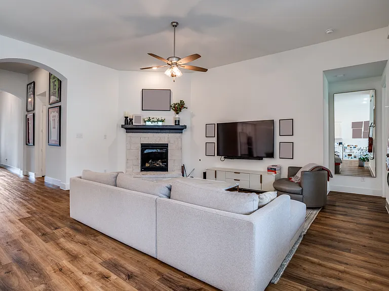 1308 Bluebonnet Ln — Photo 11