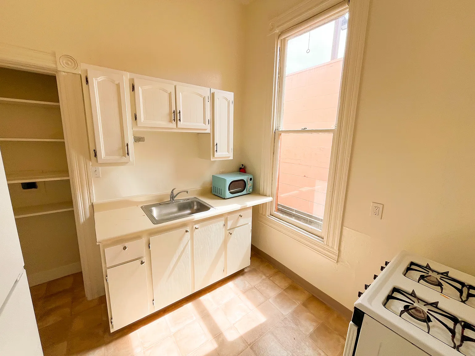 2 bed, 850 sqft, $4,700 — Photo 3