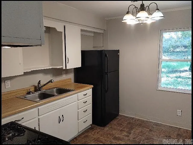 3 bed, 1.0 bath, 900 sqft, $945 — Photo 3