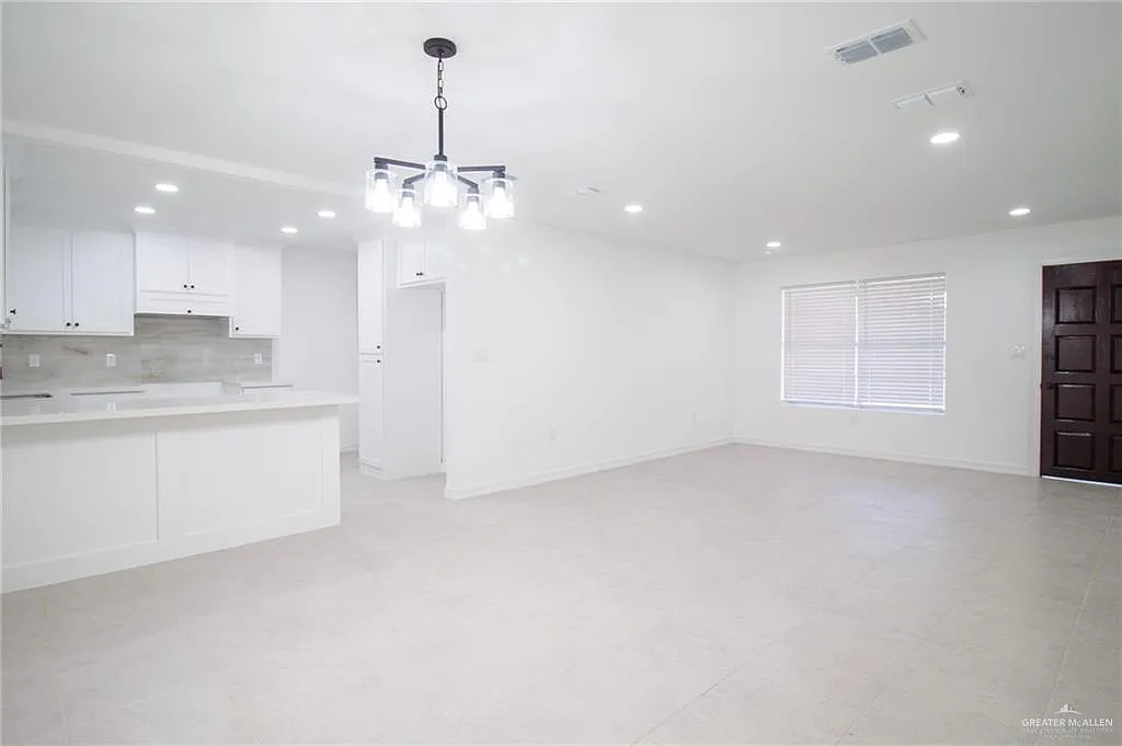 3 bed, 2.0 bath, 1192 sqft, $1,600 — Photo 3