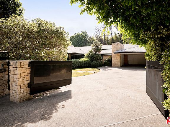 4th image of 1011 N Hillcrest Rd