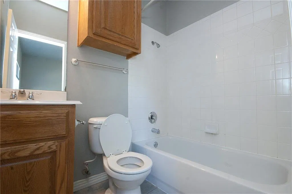 2410 Leon St — Photo 4