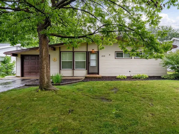 1215 Rutledge Rd, Bloomington, IL 61704