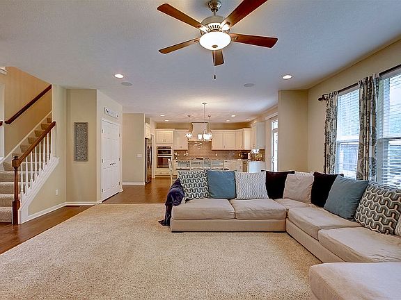 4th image of 32707 Belmont Dr
