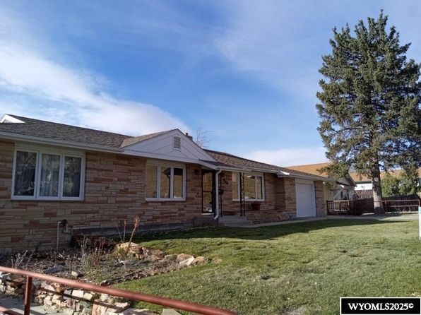 418 S 7th St, Douglas, WY 82633