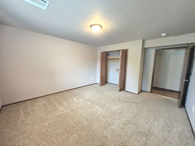PRAIRIE POINTE APARTMENTS — Photo 23