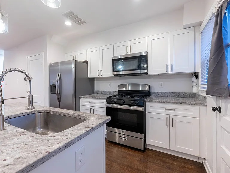 4502 Eads Pl NE — Photo 4
