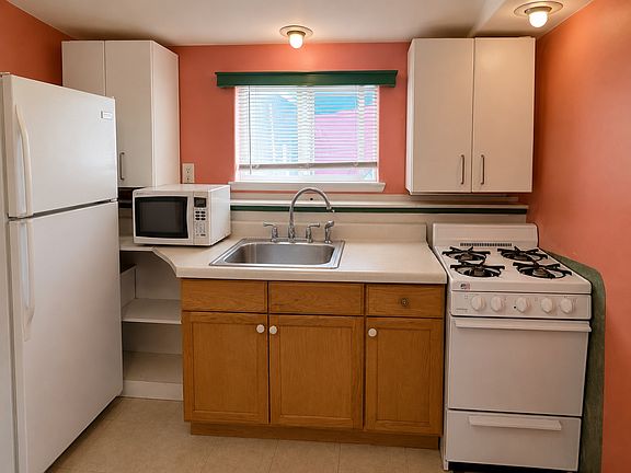 4th image of 651 Maple St APT B