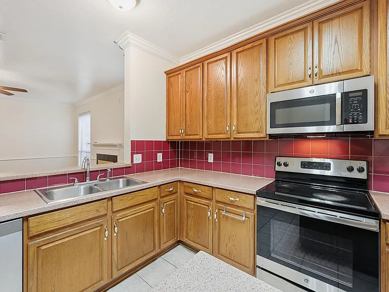 2216 Oak Park Dr — Photo 6