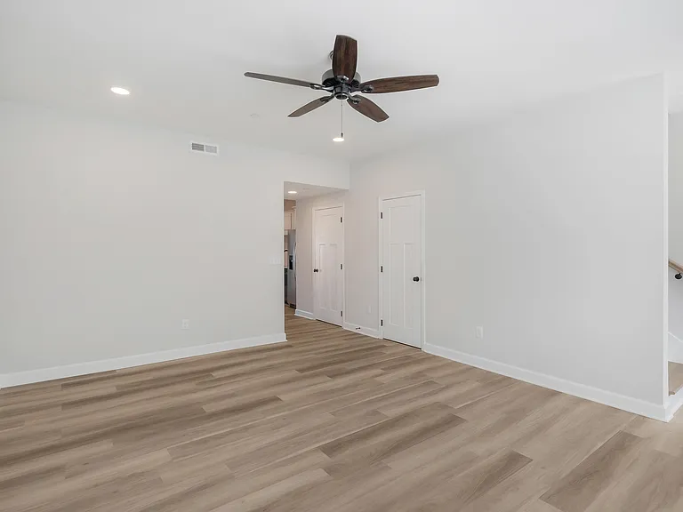 2417 Union St — Photo 3