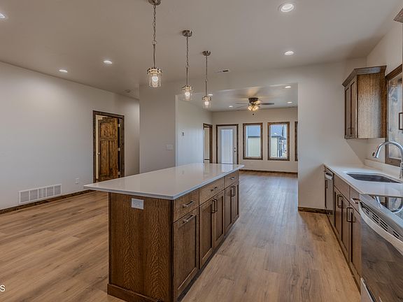 5th image of 3520 Calgary Point