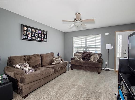 3rd image of 826 Hawks Circle Dr