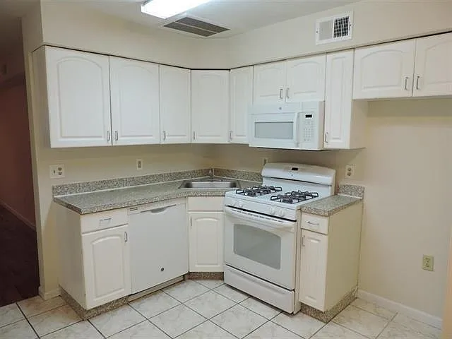 3 bed, 1.0 bath, 1100 sqft, $2,795 — Photo 3
