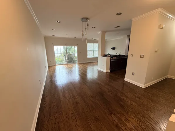21 Lee Ct, Jersey City, NJ 07305