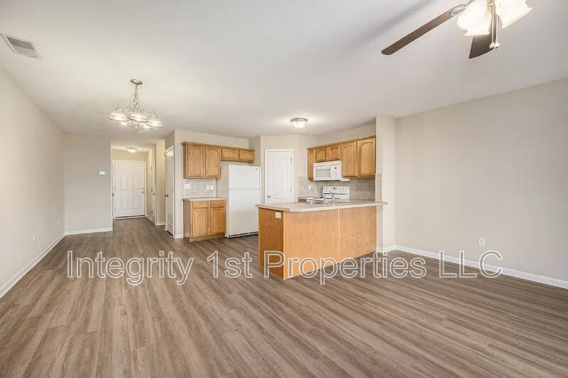 3 bed, 2.5 bath, 1516 sqft, $1,795 — Photo 4
