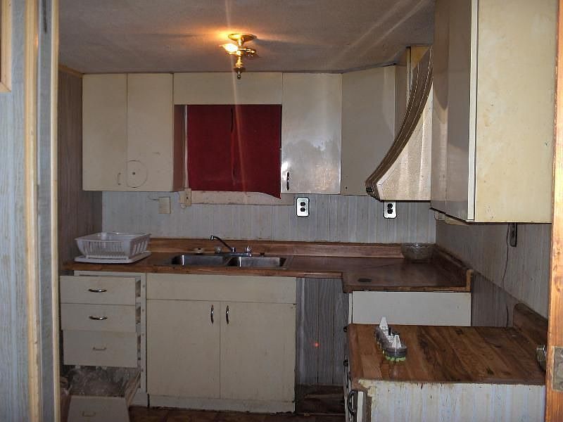 2nd image of 609 E 2nd St