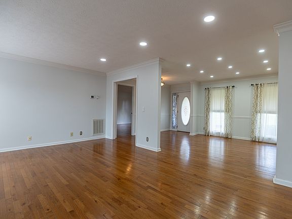 4th image of 396 Solitude Cir