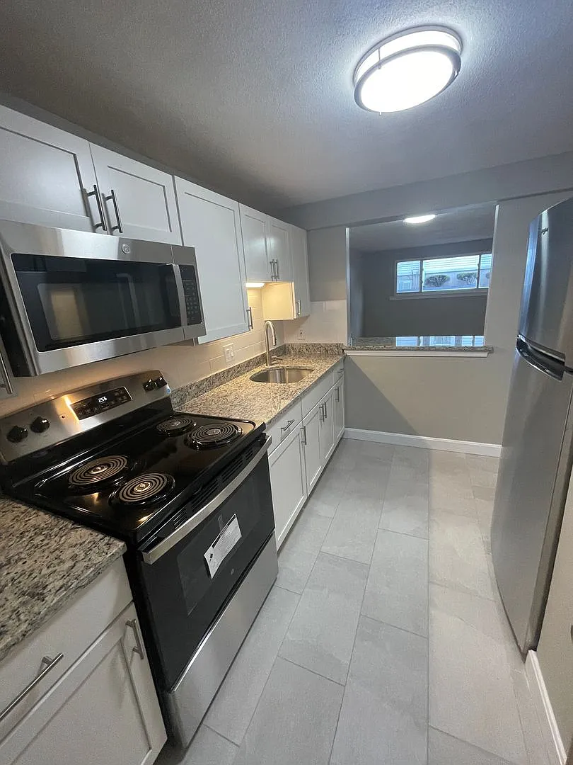 390sf Studio - West Roxbury Centre — Photo 1