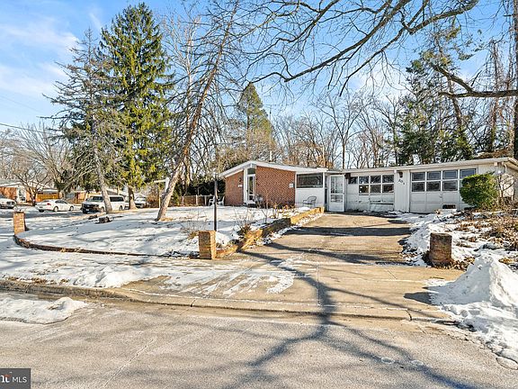 3rd image of 201 Gloucester Dr