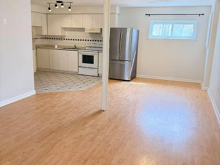 395 Loretta Cres #BACK — Photo 4